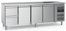 Gekoelde werkbank Koelwerkbank 3 Deuren 2 Laden Met Verstelbare Poten - 223x70x85 cm Combisteel 7950.5165